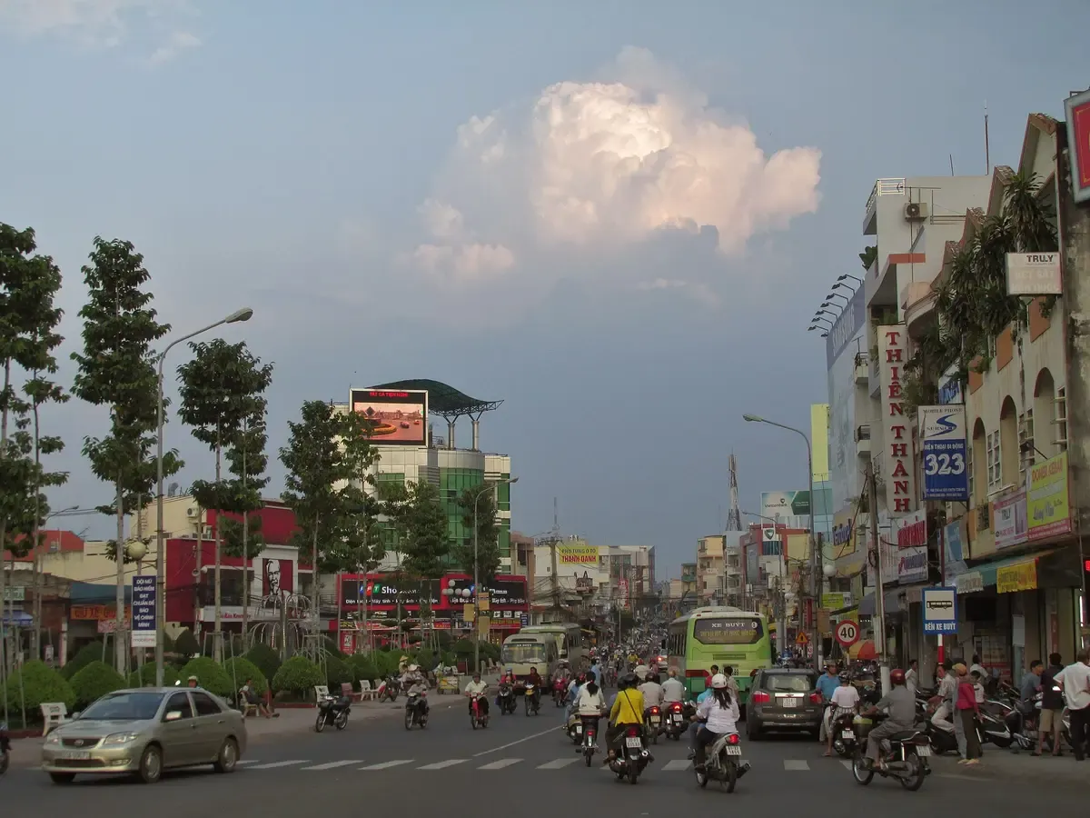 Đường phố Thủ Dầu Một, Bình Dương với ô tô và xe máy lưu thông