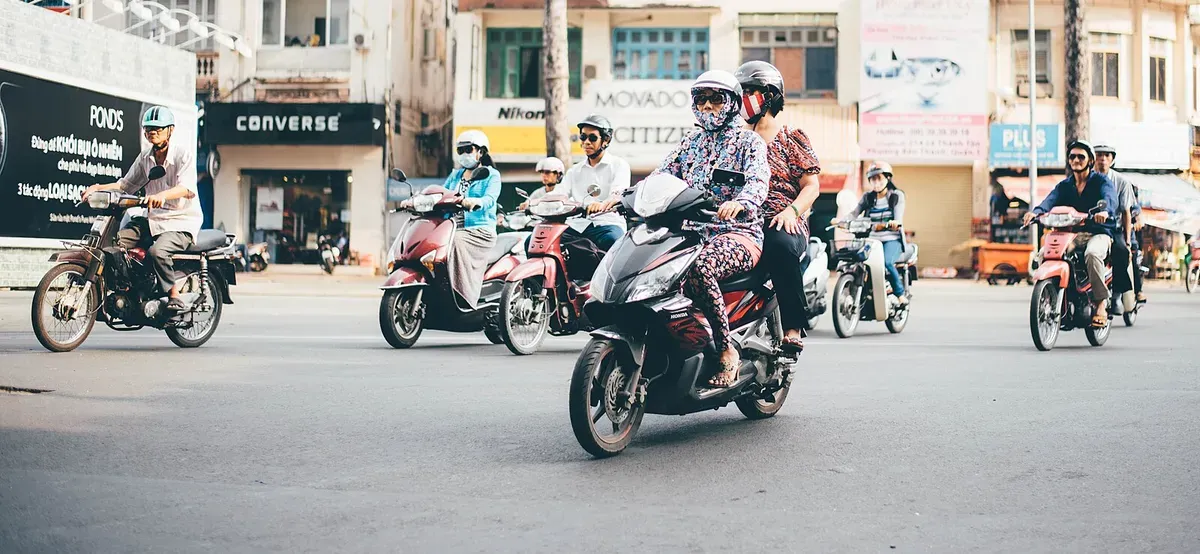 Dòng xe máy lưu thông trên đường phố TP.HCM
