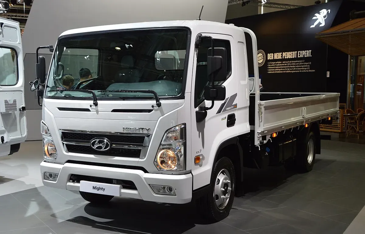 Xe tải Hyundai Mighty thùng lửng màu trắng