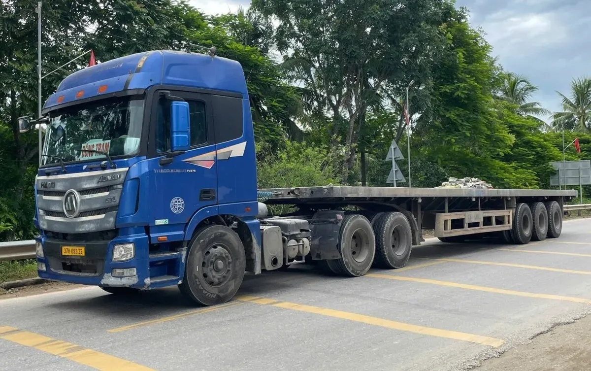 Xe đầu kéo Thaco Auman kéo sơ mi rơ moóc