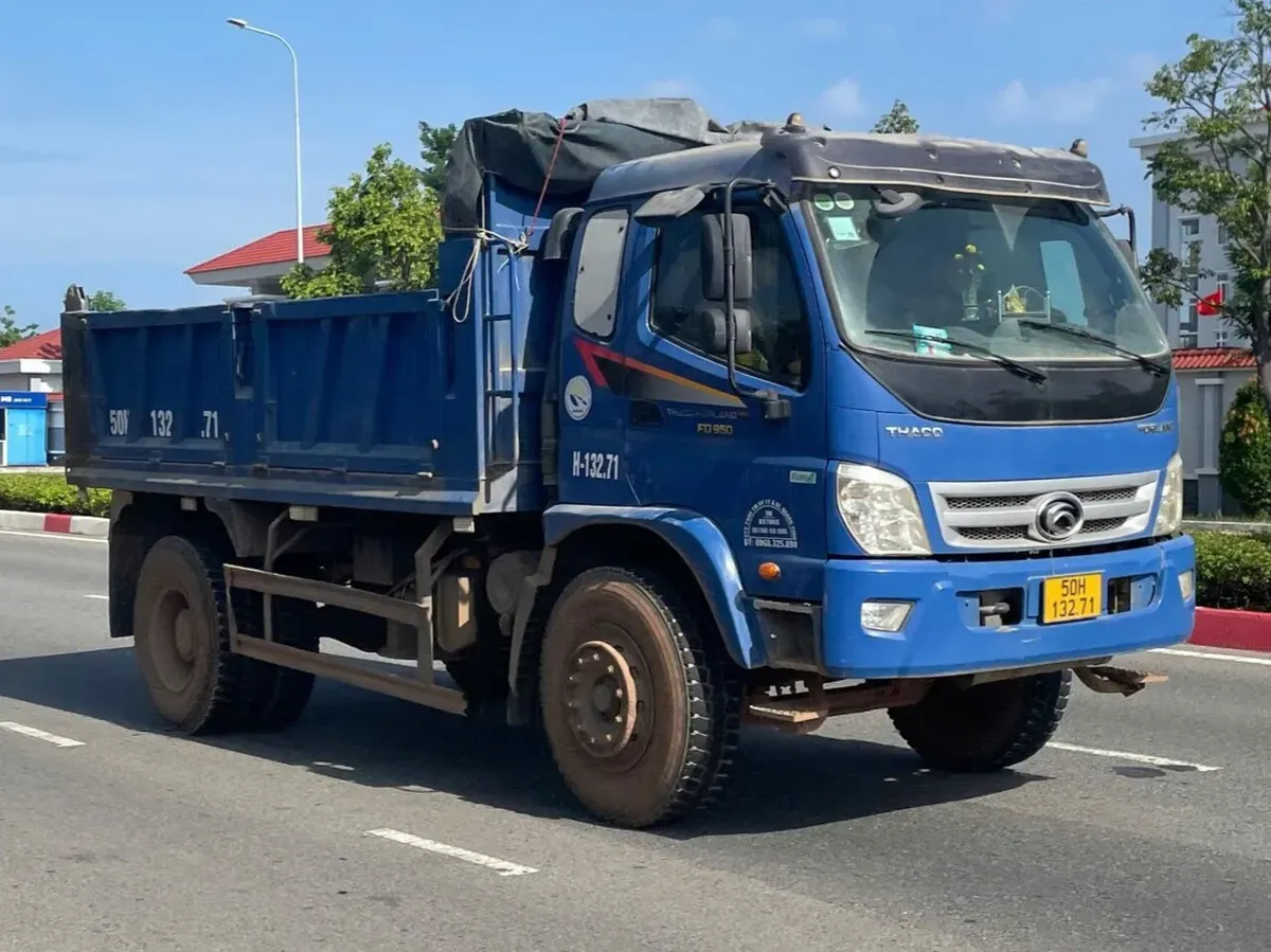 Xe tải ben Thaco Forland chạy trên đường