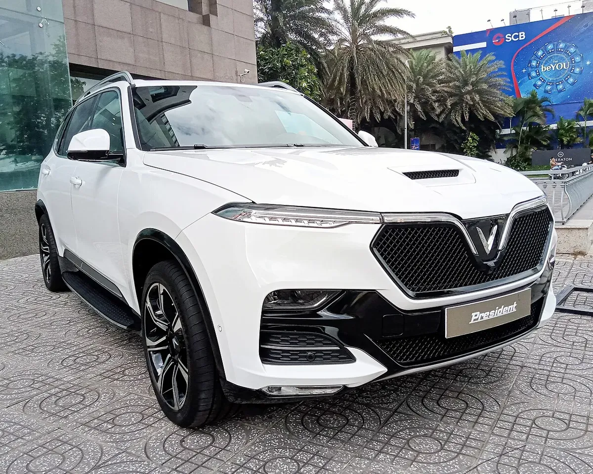 Xe SUV VinFast màu trắng đỗ trên phố TP.HCM