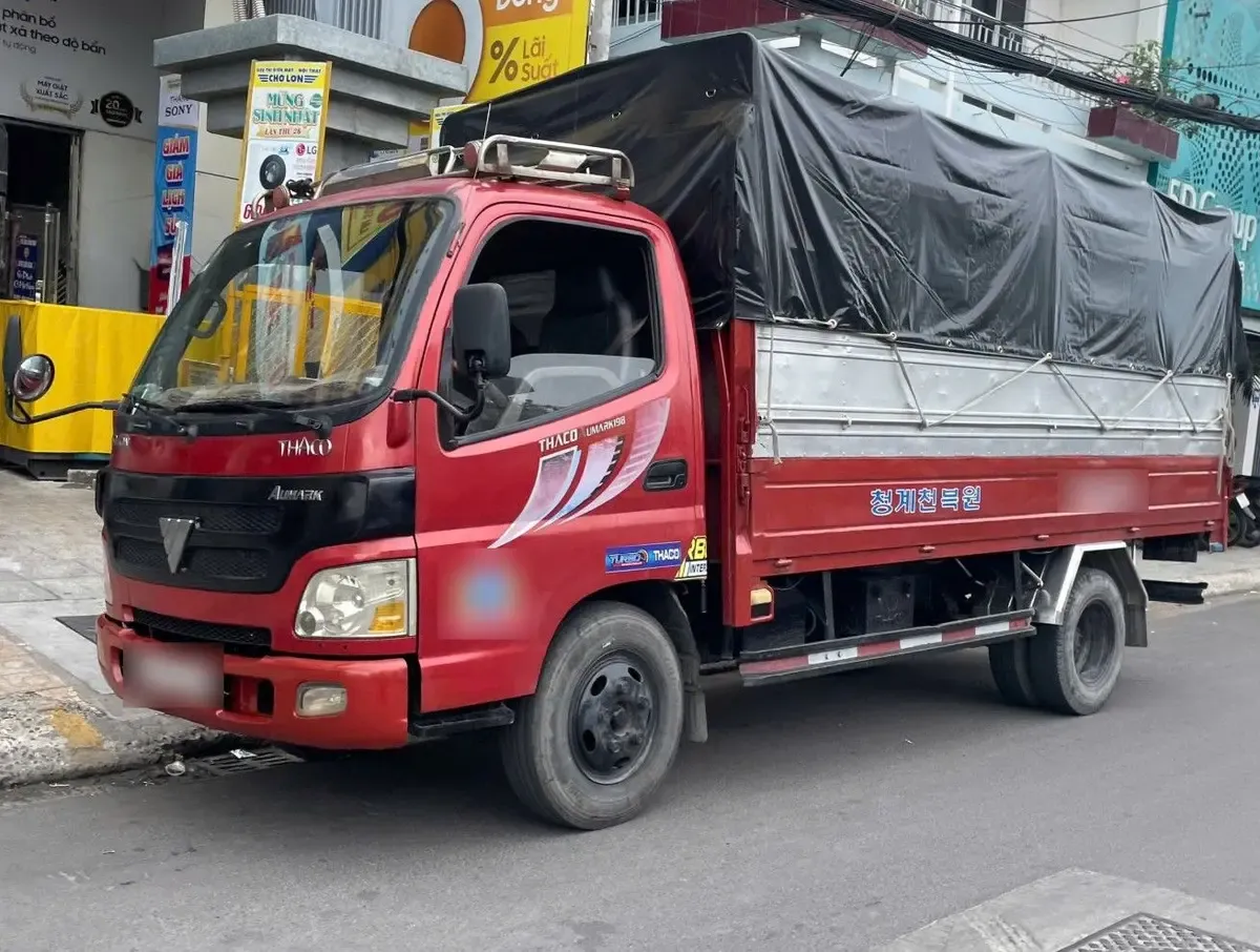 Xe tải nhẹ Thaco Aumark đỗ bên đường tại Việt Nam